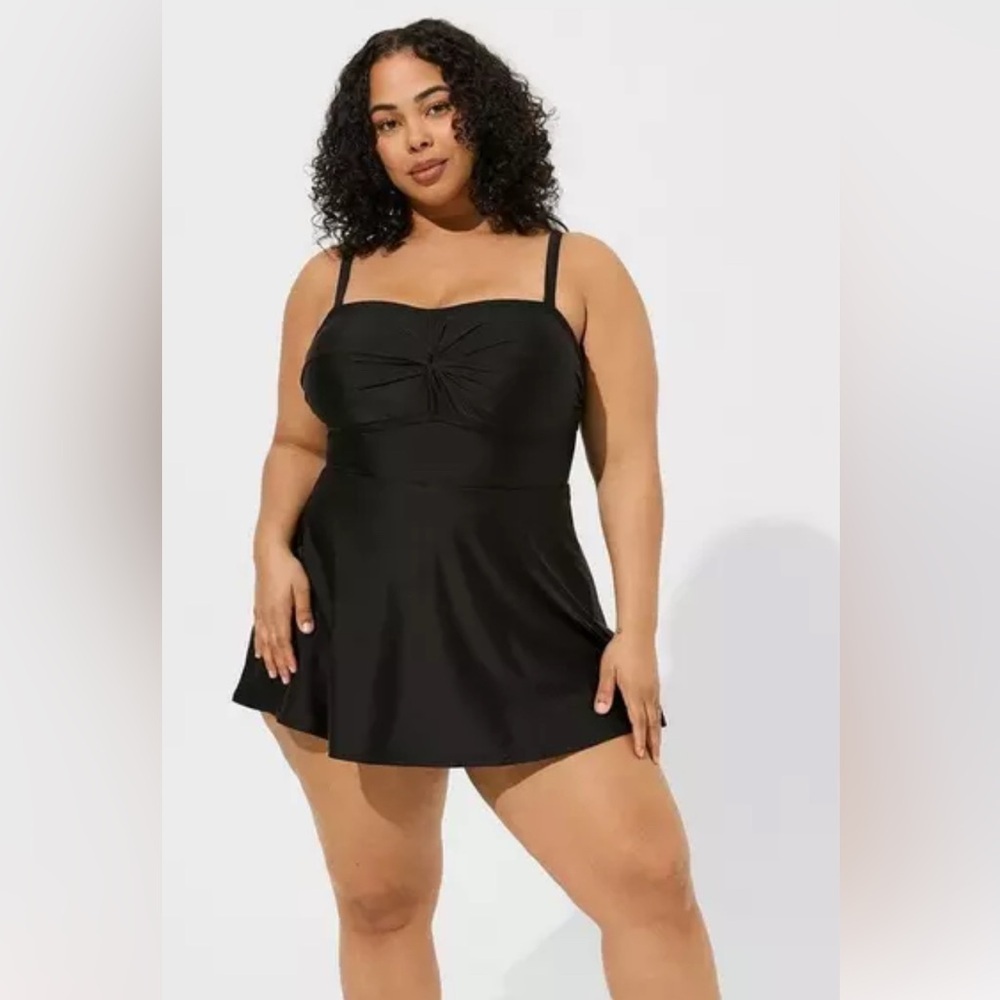 NWT Womens 4 Torrid Deep Black Wireless strapless bandeau swim dress with brief